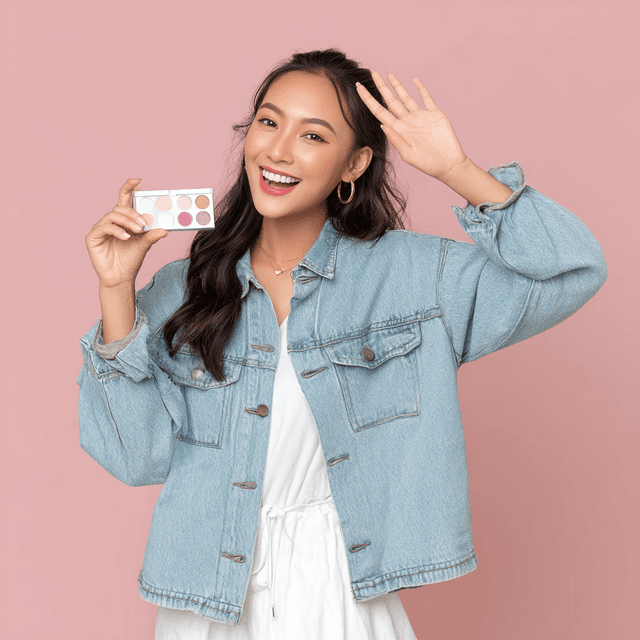 CTV nữ livestream bán hàng trực tuyến