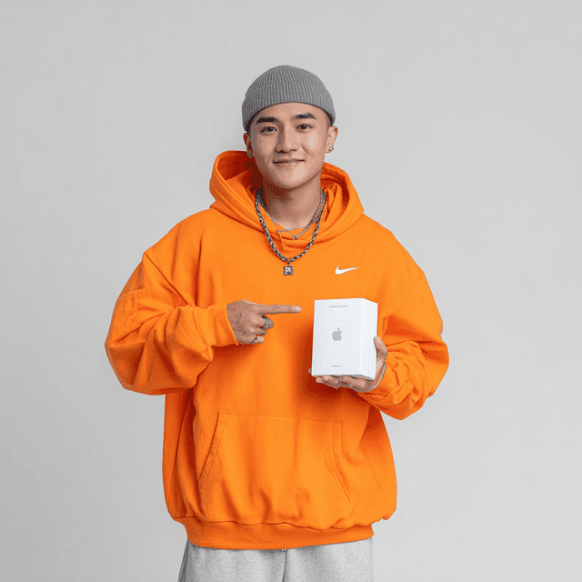 Content creator nam giới thiệu sản phẩm